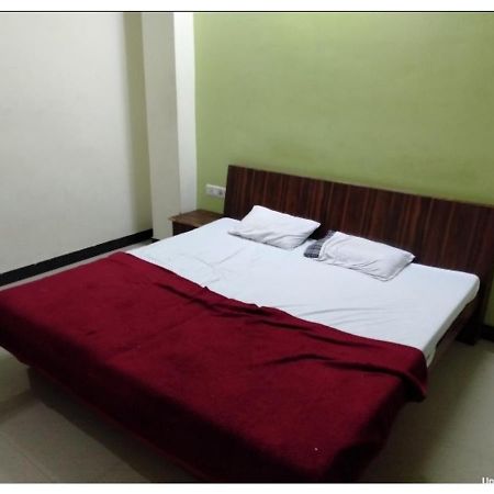 Hotel Adarsh, 乌贾因 外观 照片