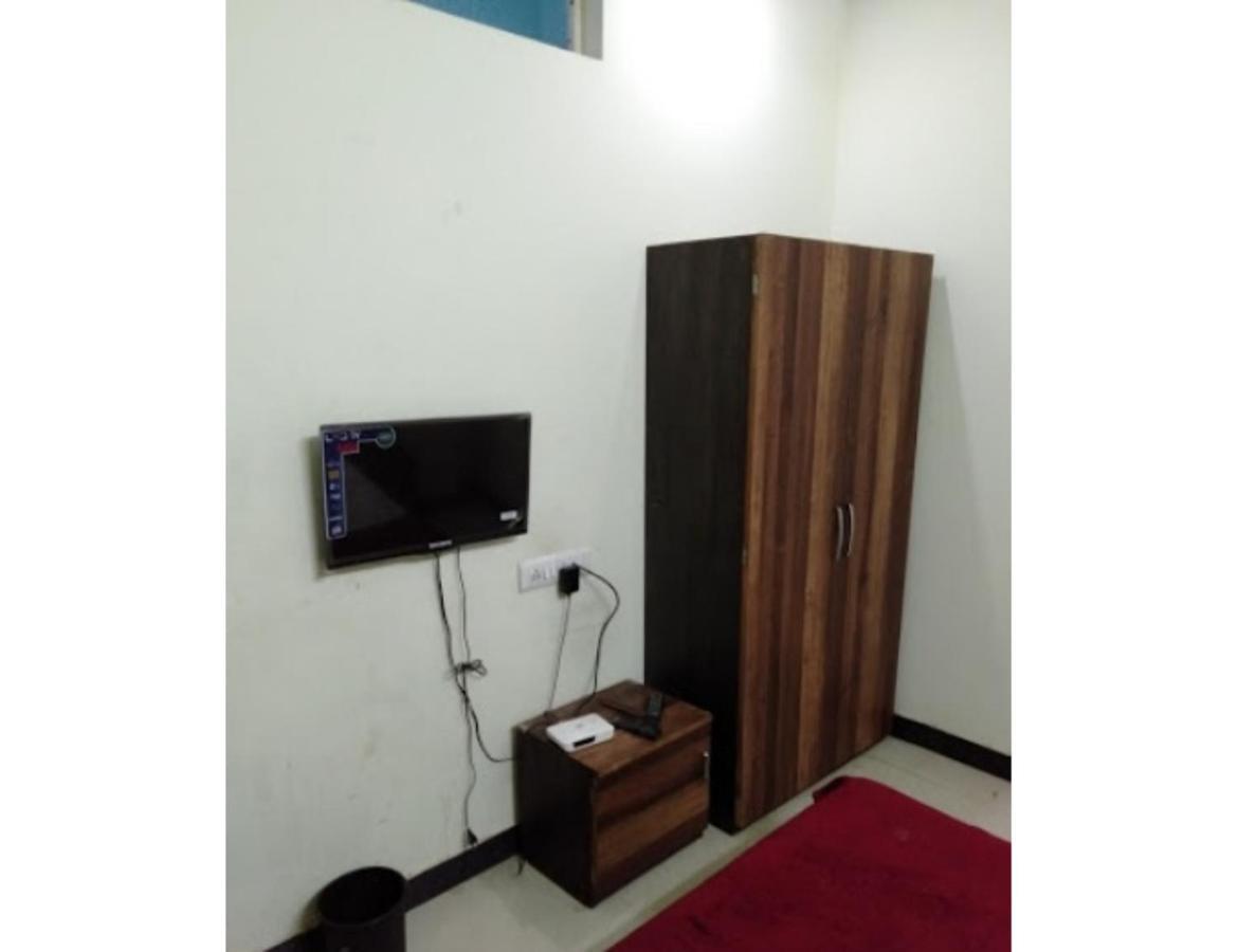 Hotel Adarsh, 乌贾因 外观 照片