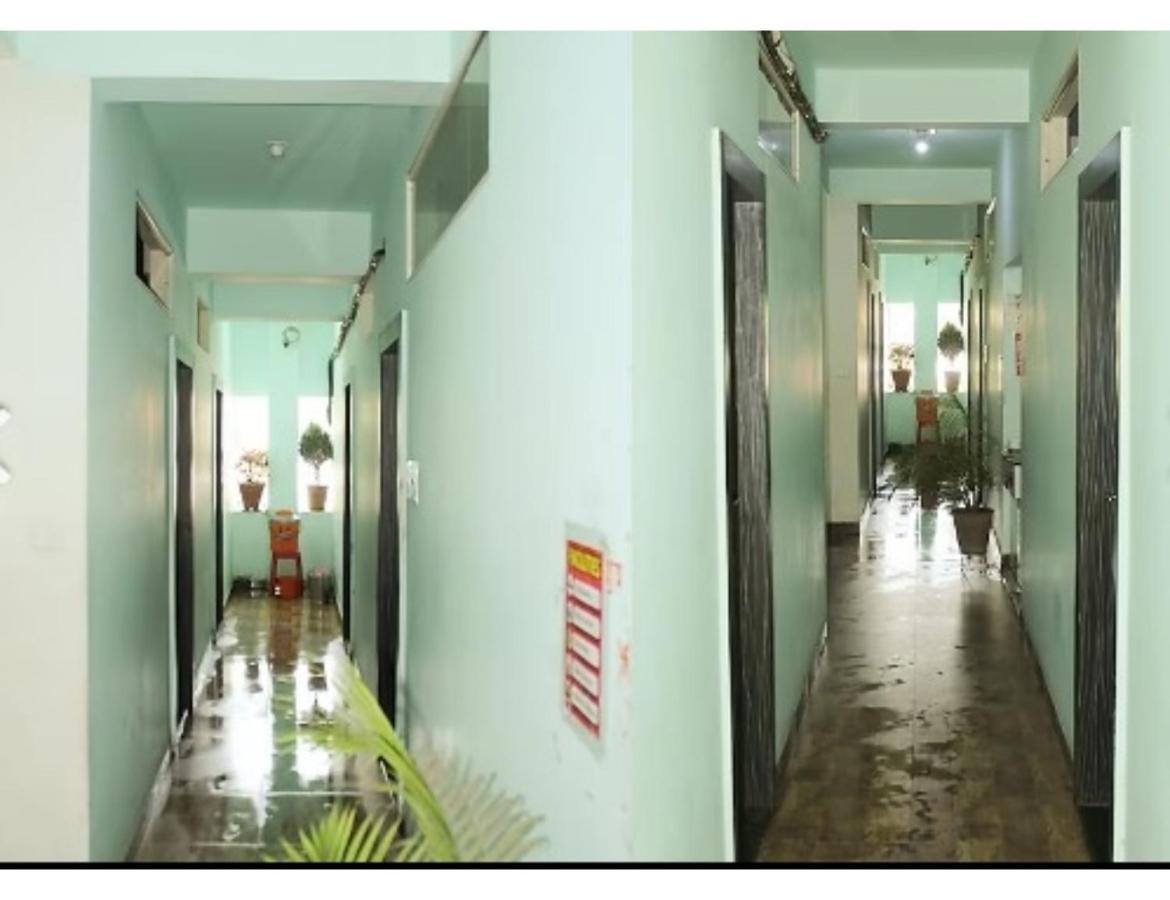 Hotel Adarsh, 乌贾因 外观 照片