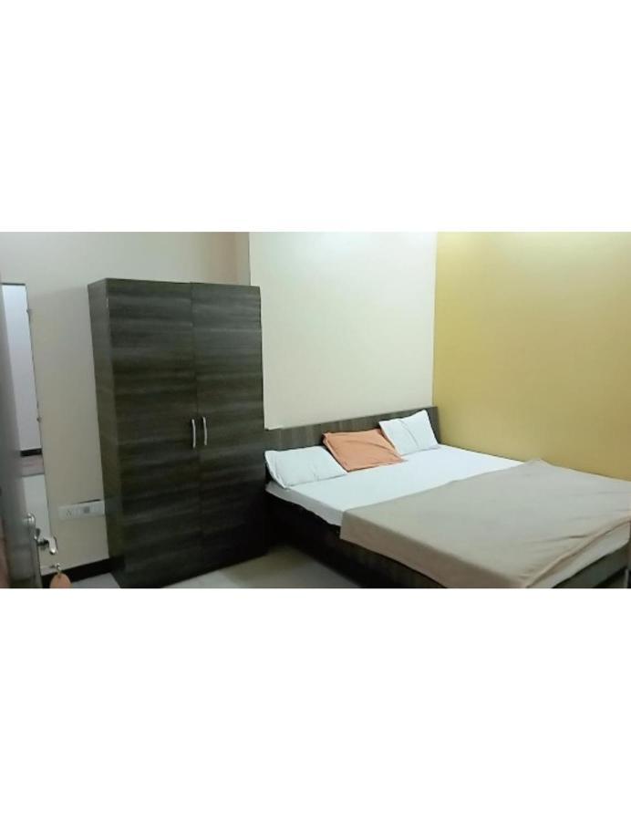Hotel Adarsh, 乌贾因 外观 照片