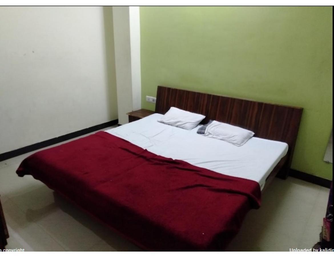 Hotel Adarsh, 乌贾因 外观 照片