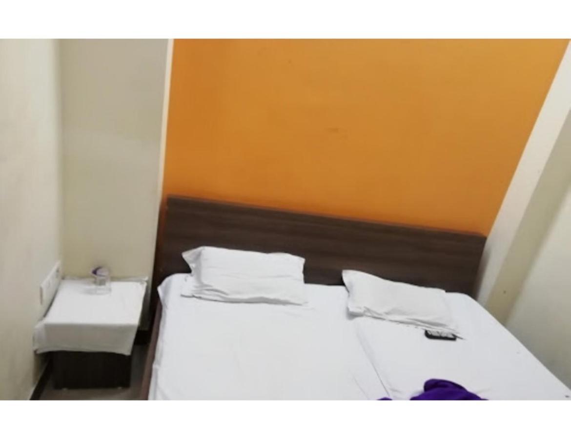 Hotel Adarsh, 乌贾因 外观 照片