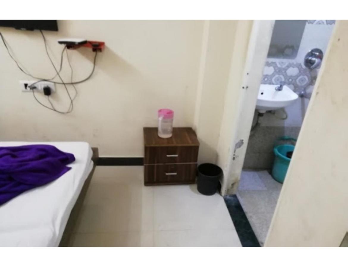 Hotel Adarsh, 乌贾因 外观 照片