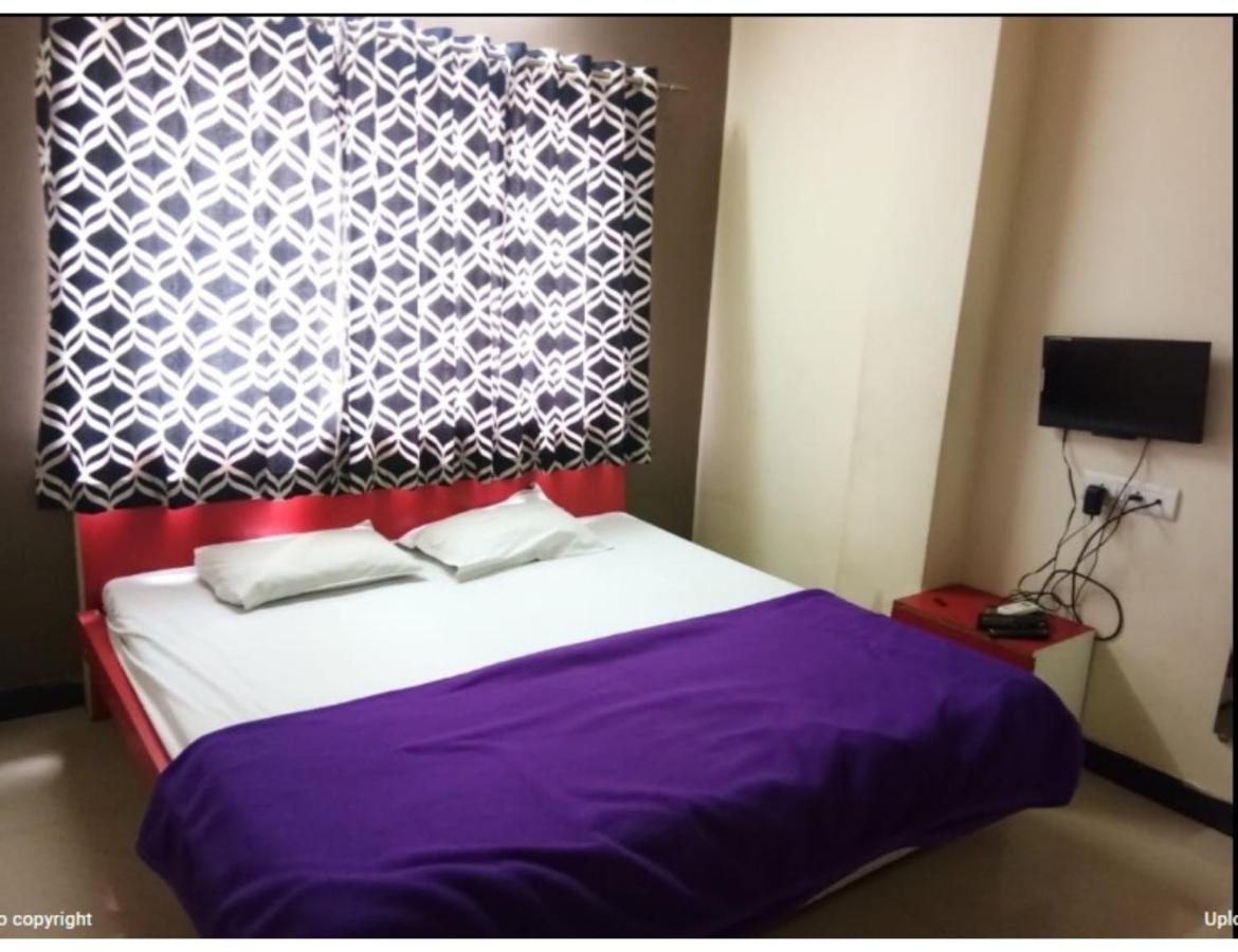 Hotel Adarsh, 乌贾因 外观 照片