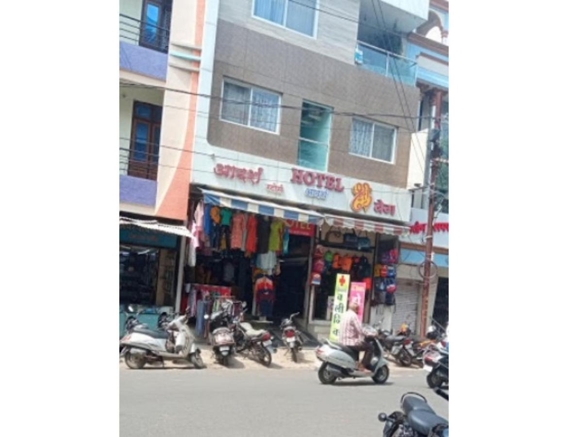 Hotel Adarsh, 乌贾因 外观 照片