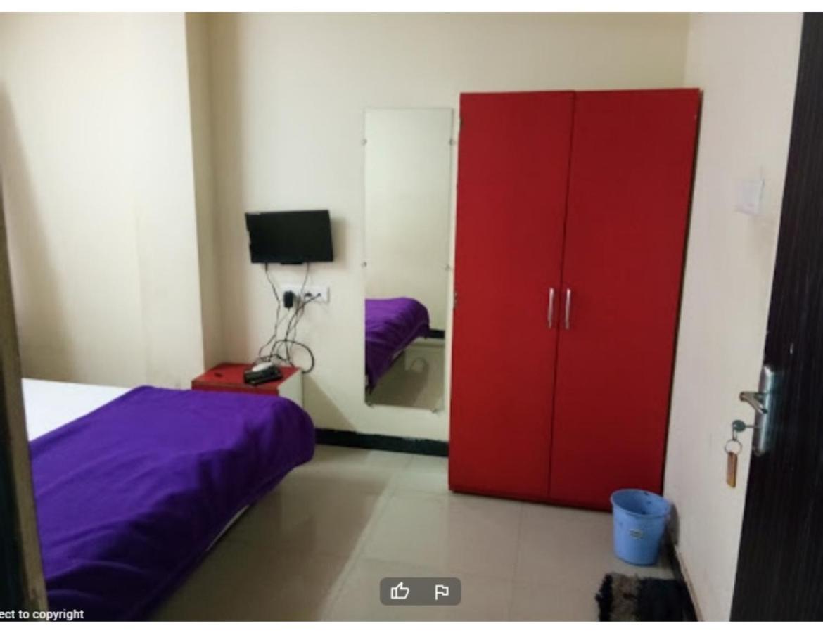 Hotel Adarsh, 乌贾因 外观 照片