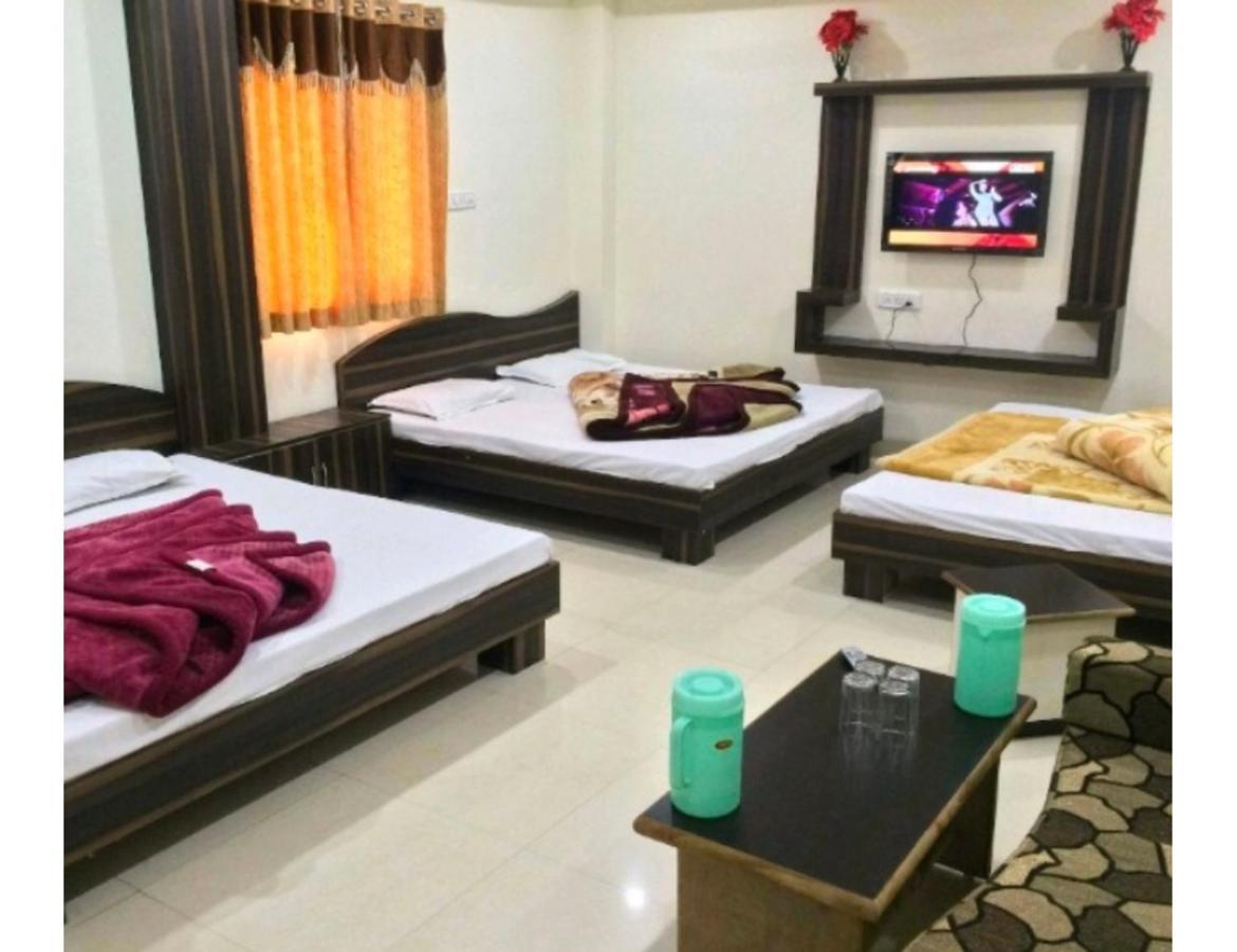 Hotel Adarsh, 乌贾因 外观 照片