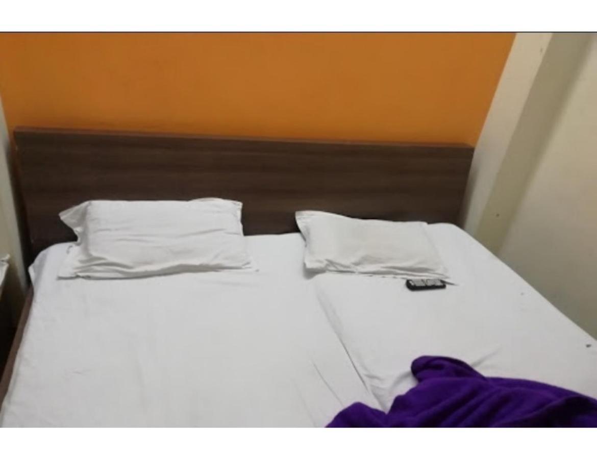 Hotel Adarsh, 乌贾因 外观 照片