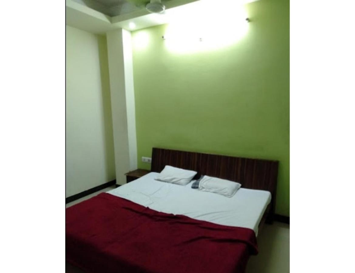 Hotel Adarsh, 乌贾因 外观 照片