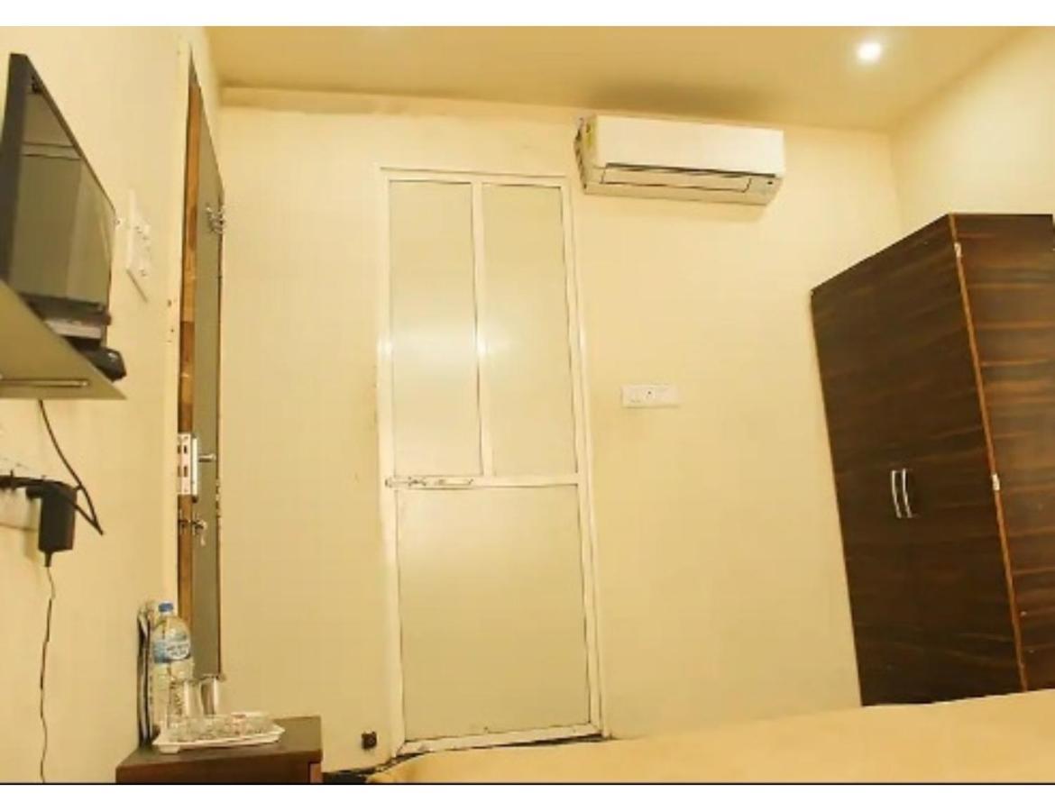 Hotel Adarsh, 乌贾因 外观 照片