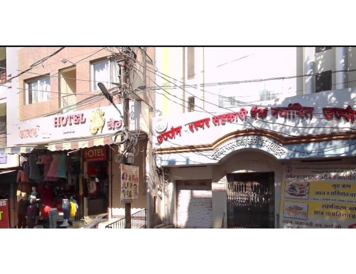 Hotel Adarsh, 乌贾因 外观 照片